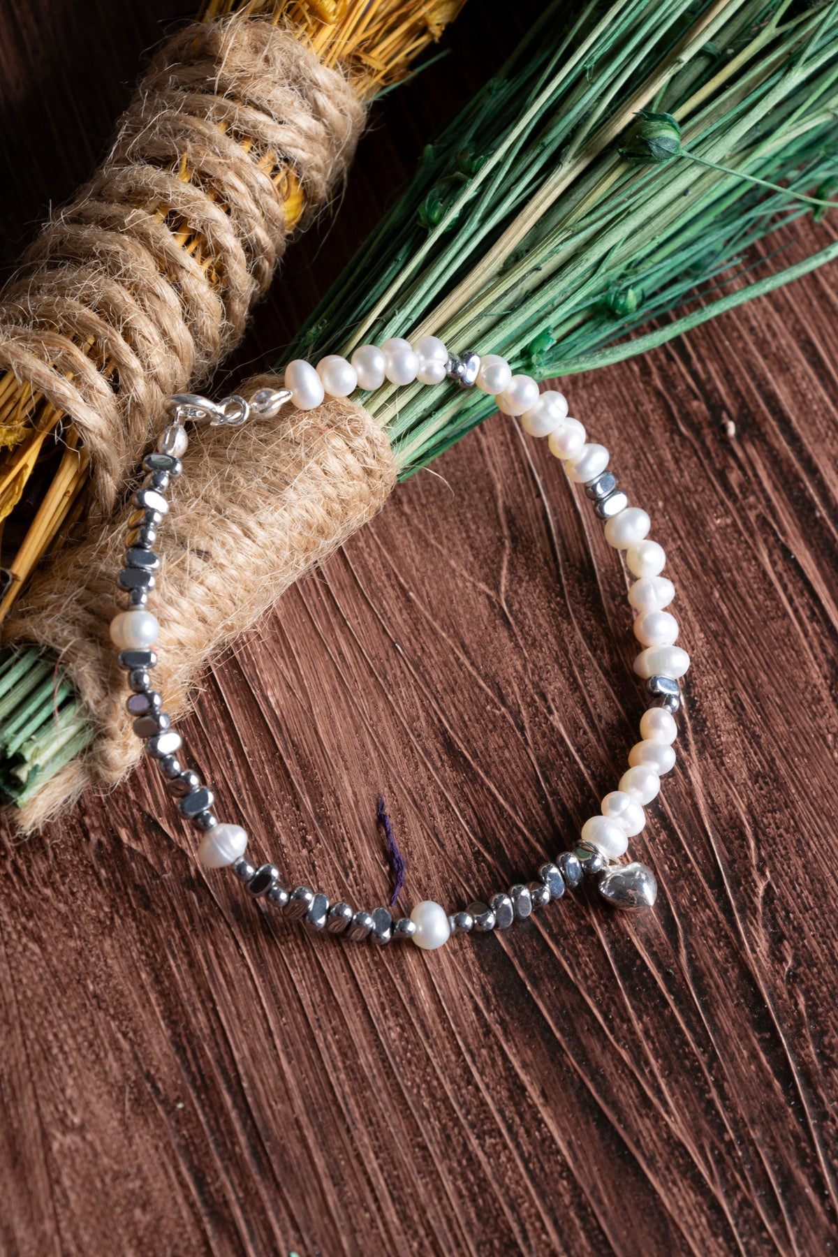 Image of Sertifikalı İnci Hematit Gümüş (925 ayar) Kapama ve Kalp Aksesuarlı Bileklik